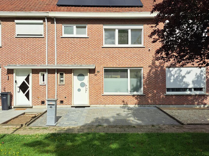 Instapklare gezinswoning (EPC A) met 3 slaapkamers, tuin en garage<br />
<br />
Deze ruime en gerenoveerde woning met een bewoonbare oppervlakte van 1