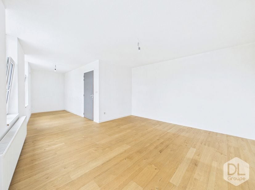 Au 1er étage : Un séjour (salon et salle à manger), une grande cuisine équipée attenante (évier, four, hotte, plaque de cuisson, rangements intégrés),