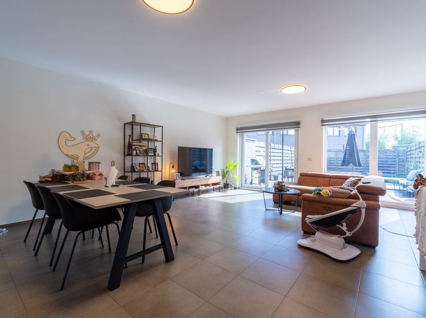 Deze VERRASSEND RUIME én DEGELIJKE 4-slaapkamerwoning bevindt zich op een ZEER CENTRALE LIGGING, dit met een OPTIMALE BEREIKBAARHEID van station (2,5k