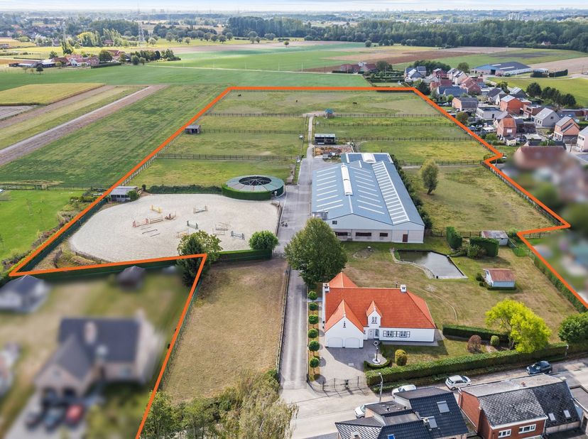 NIEUWE VOORWAARDEN!!<br />
MECHELEN - De eigendom omvat een hippische accommodatie met binnen en buitenpiste, stallen, poetsplaatsen, groomswoning, op