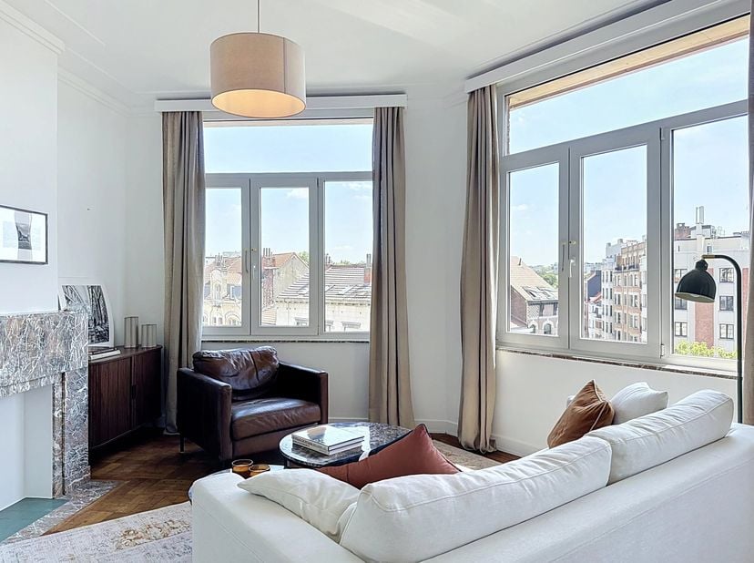 Situé dans le quartier très recherché de Tenbosch, découvrez ce bel appartement meublé de deux chambres fraichement rénové et décoré avec soin, de 103