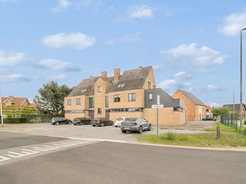 Ontdek deze unieke investeringskans van 5 appartementen en handelsruimte met kantoorruimte op een strategische locatie tussen Hasselt en Genk!<br />
<