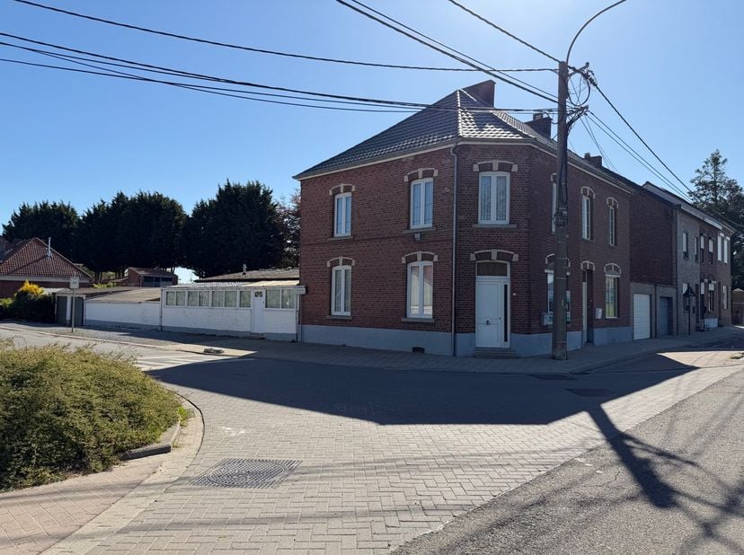 Deze woning is gelegen te Melveren op een perceel van 3 are.<br />
Het centrum van Sint-Truiden is gelegen op 5 minuutjes.<br />
<br />