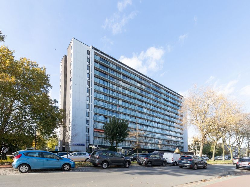 Op de 11de verdieping bevindt zich dit lichtrijke appartement met een prachtig uitzicht over Antwerpen. Alle voorzieningen zijn vlakbij en het apparte