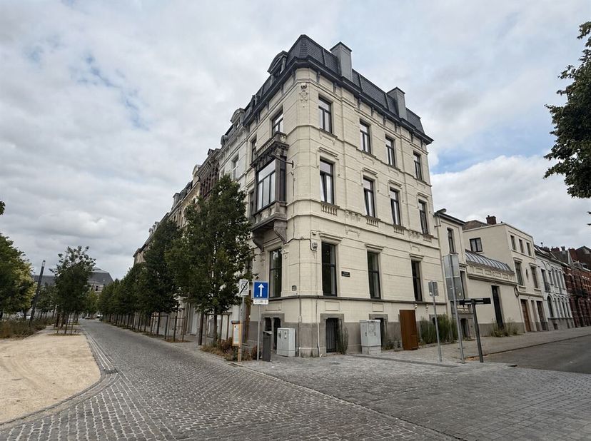 Zeer mooi, licht appartement van +/- 67 m², ideaal gelegen tegenover het station van Doornik.<br />
Deze woning bevindt zich op de tweede verdieping v