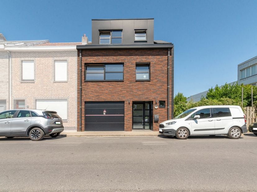Instapklaere en energiezuinige woonst te Hemiksem. <br />
Deze moderne woning gebouwd in 2022 biedt tal van mogelijkheden en combineert hedendaags woo