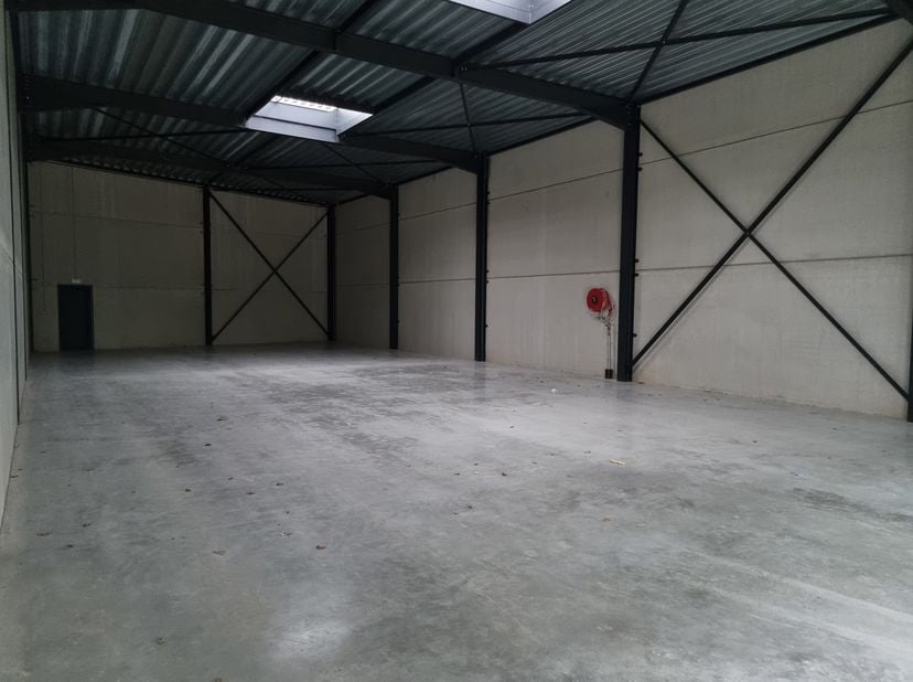 Local commercial neuf<br />
Construit selon les normes actuelles<br />
Structure en béton isolée<br />
Système de détection d'incendie<br />
À proximi