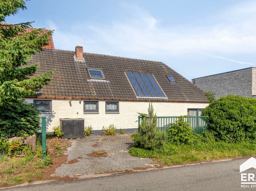 Deze ruime woning met een bewoonbare oppervlakte van ca. 238 m² biedt tal van mogelijkheden en is rustig gelegen in een groene omgeving, vlak bij de n