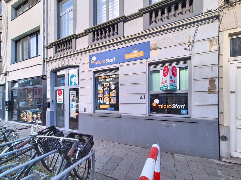 Dit instapklare kantoor is gunstig gelegen vlak bij Dok Noord en ideaal voor uiteenlopende professionele activiteiten.<br />
<br />
De locatie biedt e