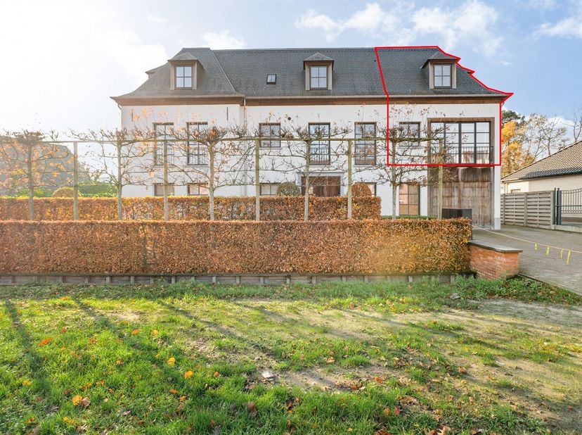 Luxueus duplexappartement met 2 slaapkamers<br />
<br />
U betreedt het appartement gelegen op de eerste en tweede verdieping en komt toe in de inko