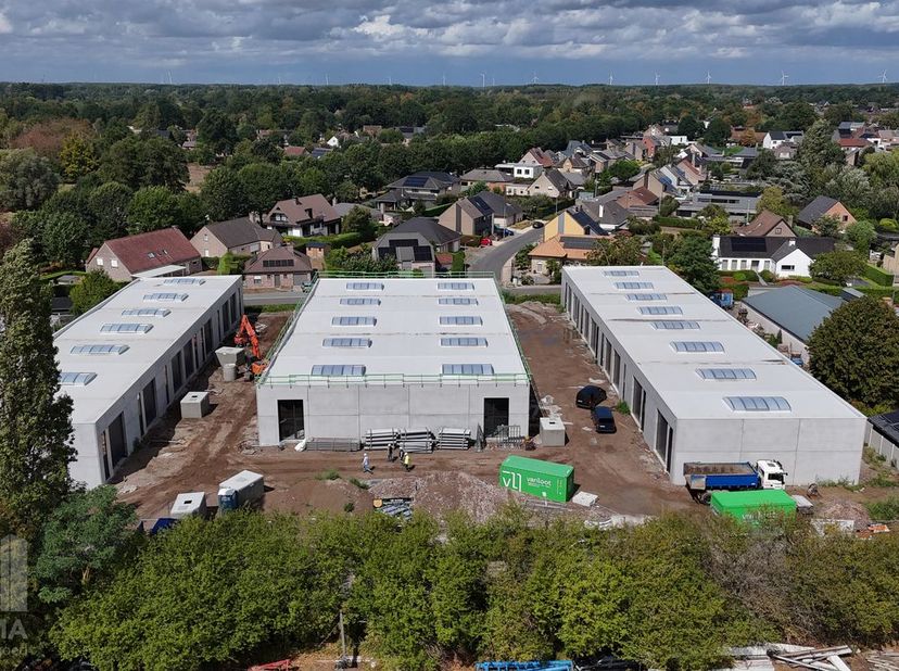 Kwaliteitsvolle nieuwbouw KMO-unit met een oppervlakte van 126 m². De unit maakt deel uit van een nieuw KMO-project "Saros-park" bestaande uit 25 KMO-