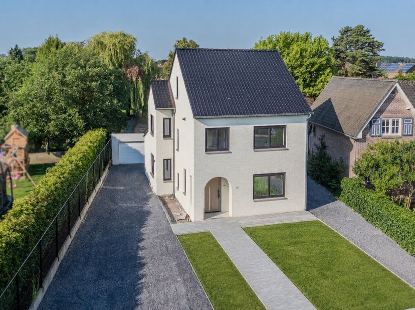 Op de Hilarion Thanslaan in Rekem bevindt zich deze volledig gerenoveerde woning, gelegen op een uitstekende locatie met een vlotte bereikbaarheid en
