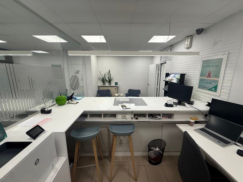 Handelsgelijkvloers van ca. 120 m², voorheen een bank en nog steeds ingericht als bank.<br />
Ideaal gelegen aan de Roodebeeksteenweg 243 in Sint-Piet