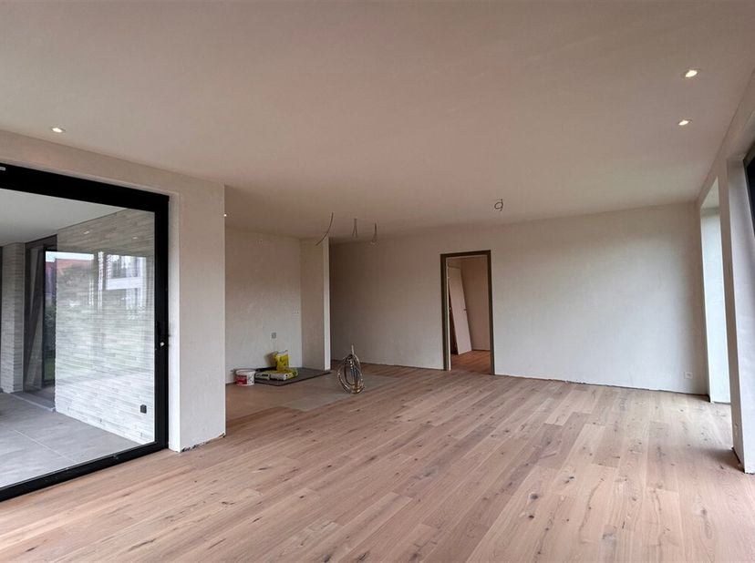 Luxueus nieuwbouw appartement met 3 slaapkamers en 2 badkamers<br />
Dit nieuw gelijkvloers appartement bevindt zich in het centrum van Gooreind, waar