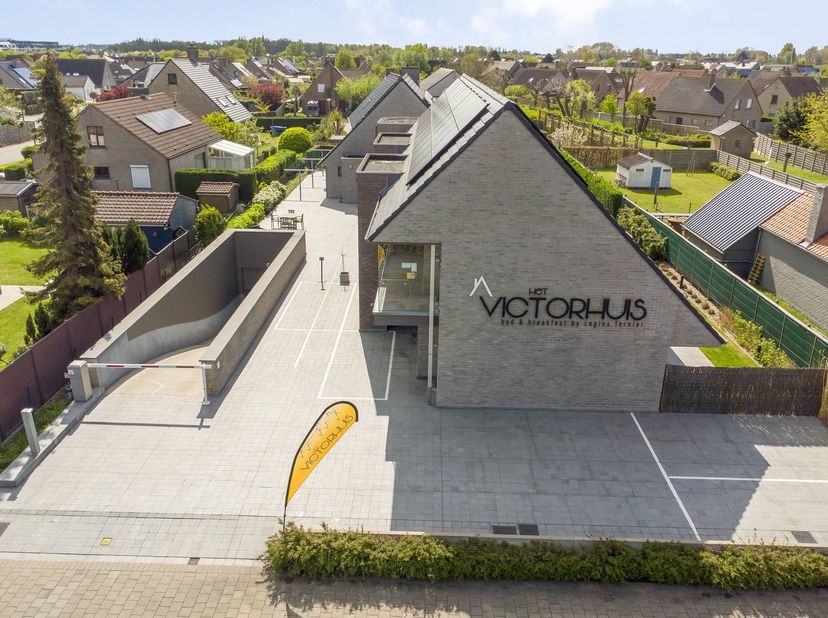 Unieke commerciële toplocatie: Het Victorhuis te koop in Nieuwpoort.<br />
Het Victorhuis is gelegen op een absolute toplocatie die garant staat voor