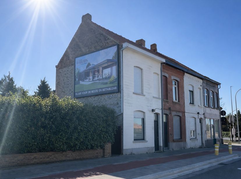 Deze ruime te renoveren HALFOPEN BEBOUWING te Menen, biedt tal van mogelijkheden voor wie op zoek is naar een woning met potentieel op een vlot bereik