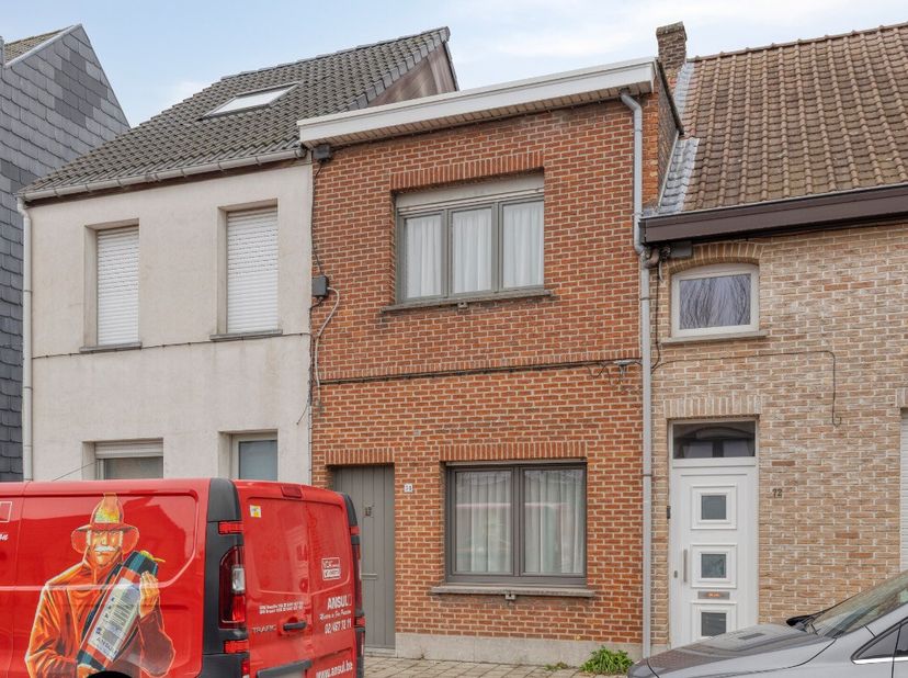 e koop: gezellige woning in Willebroek, rustig gelegen en met een ruime tuin.Deze woning uit 1958 combineert klassieke charme met enkele recente renov