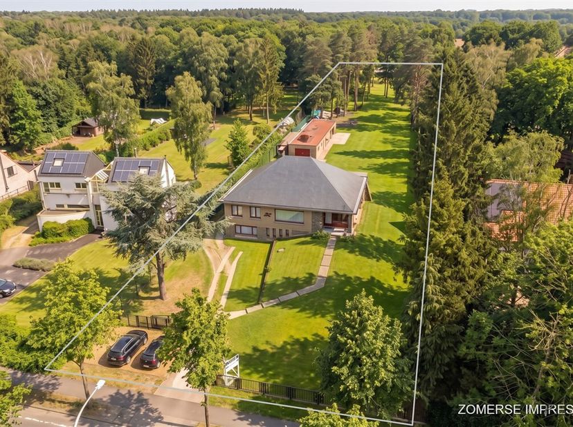 Welkom in deze charmante villa boordevol potentieel, gelegen op een uitzonderlijk ruim perceel van maar liefst 6.270 m². Een unieke kans voor wie op z