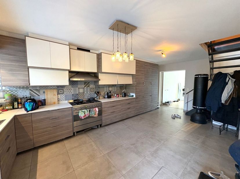 Maison économe en énergie avec jardin à Ekeren<br />
Situation :<br />
La propriété est située à Ekeren, à la frontière avec Brasschaat et Merksem. To