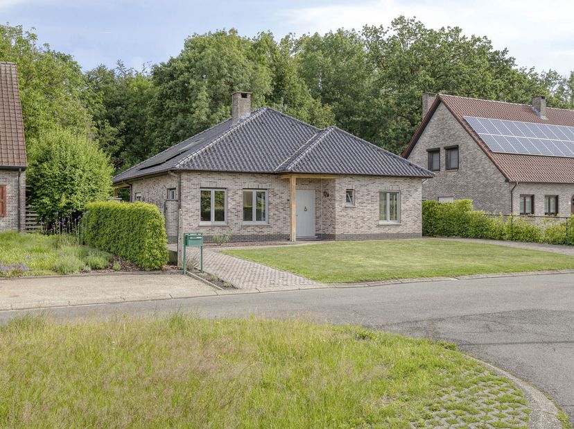 In het landelijke en rustige Bouwel bevindt zich deze verzorgde, alleenstaande woning op een mooi perceel van 720 m². Dankzij de mooie en zonnige ligg
