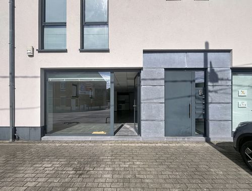                                         Commerce à louer à Bost, € 750
