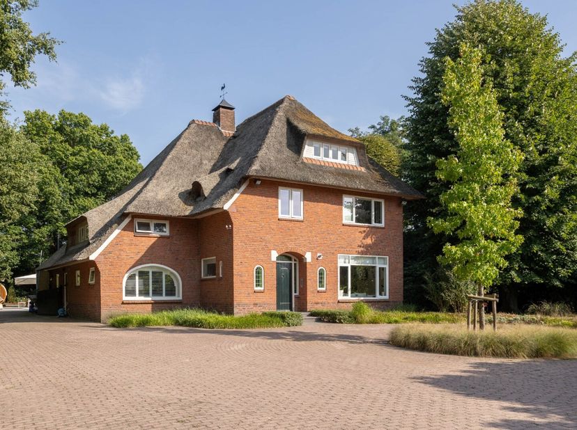 Deze karakteristieke en indrukwekkende villa op een perceel van 55a62ca (5.562 m²) wordt verkocht!<br />
De villa bevindt zich op een fijne locatie in