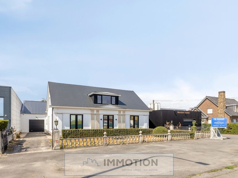 Op een strategische locatie in de industriezone van Spiere-Helkijn bevindt zich dit veelzijdige pand, bestaande uit een woning met een ruime loods.<br