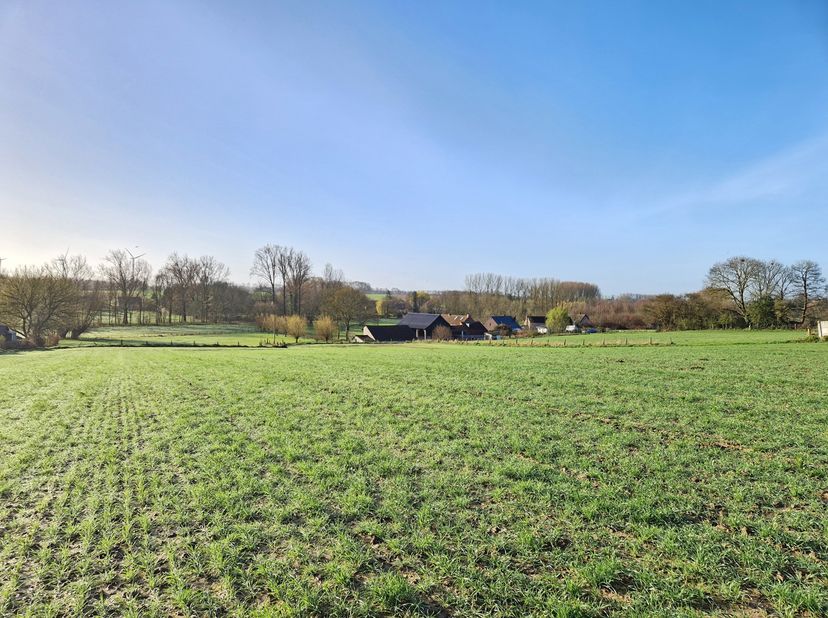 Savourer la beauté et la quiétude d'une splendide vue sur la campagne, tout en bénéficiant de la facilité de pouvoir rejoindre le centre de Frasnes à