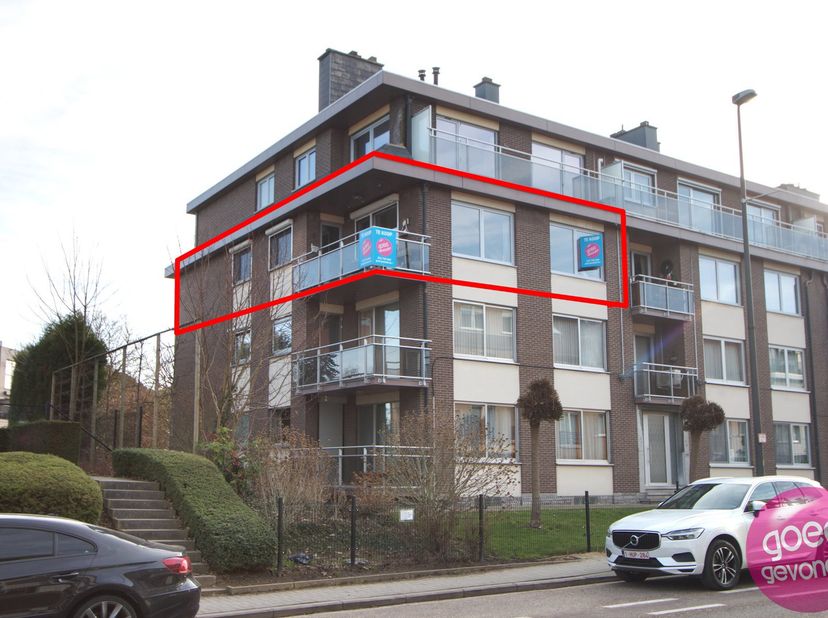 RUIM EN RUSTIG APPARTEMENT MET 3 SLK en 2 TERRASSEN, GARAGEBOX, GROTE KELDER EN LIFT – CENTRAAL GELEGEN<br />
Dit lichtrijke appartement van 124 m² co