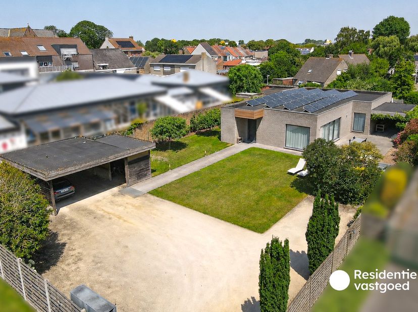 Deze instapklare alleenstaande bungalow is gelegen op een royaal perceel en biedt een uitzonderlijke combinatie van ruimte, comfort en gelijkvloers wo