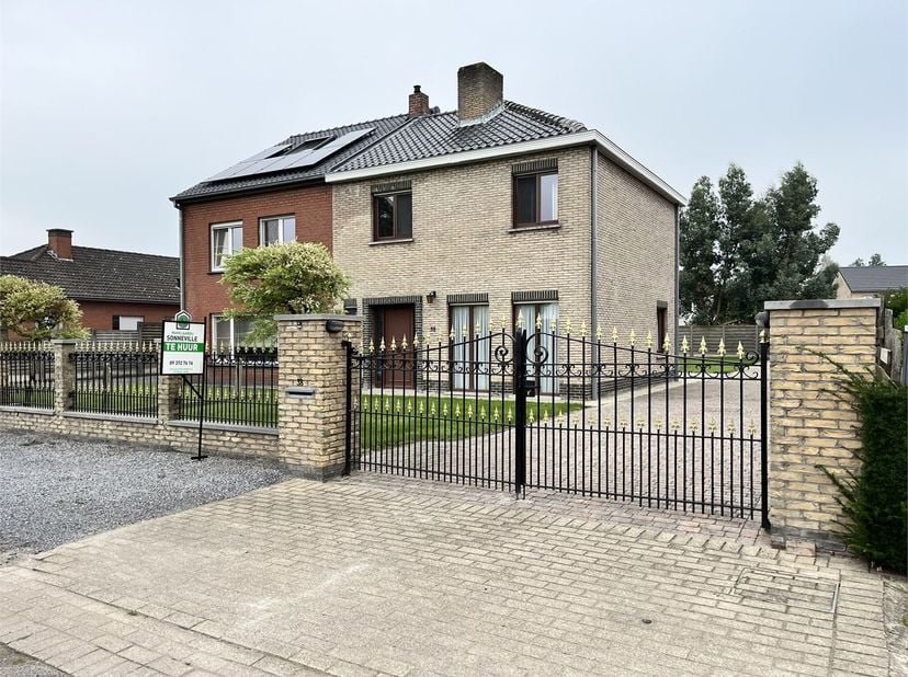 Rustig wonen net buiten het centrum van Maldegem?<br />
Deze ruime halfopen woning combineert comfort, ruimte en een aangename ligging. Met een bewoon