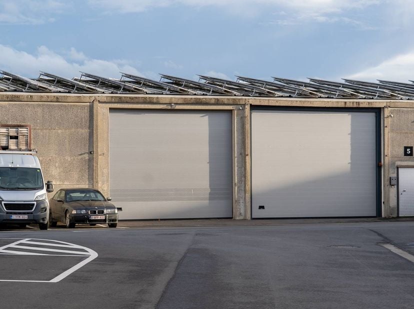 Magazijn van 200 m² te huur in Poperinge. Het magazijn is gelegen aan de poort van Poperinge en geniet daardoor van een prima ontsluiting naar invalsw
