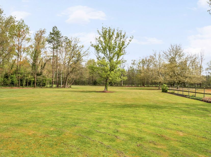 Gelegen in een van de meest exclusieve residentiële wijken nabij Bokrijk, bevindt zich dit bijzonder zeldzame eigendom op een perceel van circa 3,2 he