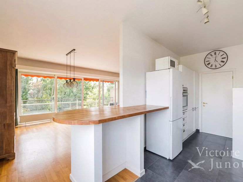Ideaal gelegen in de gewilde wijk Boondael, helder penthouse met 2 slaapkamers van ± 110 m² gelegen op de 5e en laatste verdieping van een luxe gebouw
