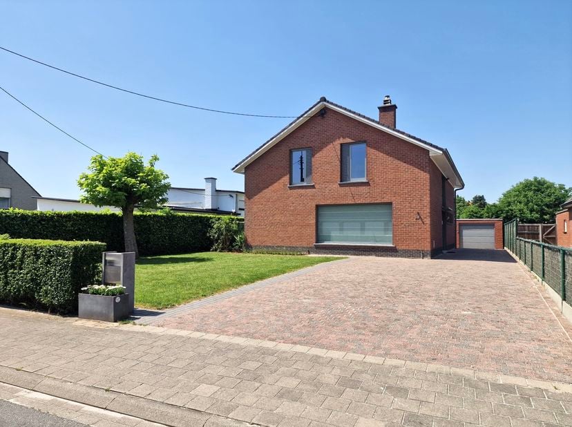 Vrijstaande gezinswoning met prachtige tuin en 5 slaapkamers.<br />
<br />
Deze statige woning ligt op een boogscheut van supermarkten, scholen, zieke
