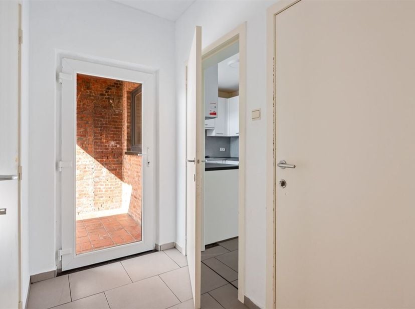 Opbrengsteigendom bestaande uit 4 appartementen<br />
Gelijkvloers<br />
Via de centrale inkomhal bereikt men de appartementen en de gemeenschappelijk