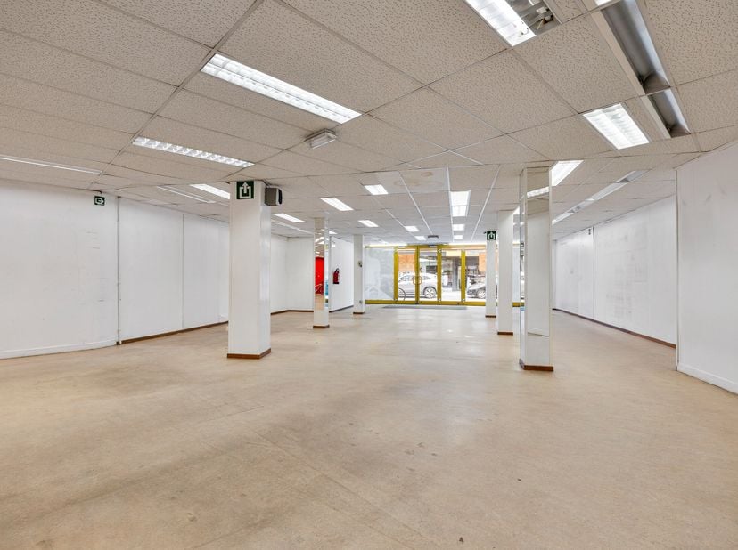 Deze commerciële winkelruimte is gelegen in het centrum van Lommel. Deze winkelruimte is een uitstekende investeringsmogelijkheid voor ondernemers die