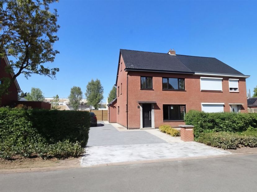 Deze gerenoveerde woning in Oevel biedt een perfect evenwicht tussen comfort, ruimte en eigentijds design. Met een totale woonoppervlakte van 134 vier