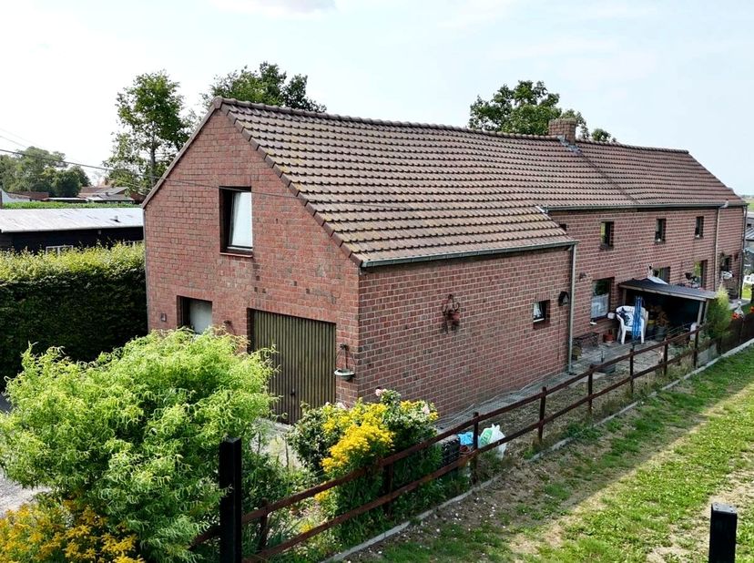 Bent u op zoek naar een te renoveren woning in Koekelare met veel potentieel? Dan is deze halfopen bebouwing misschien wel uw ideale renovatieproject.