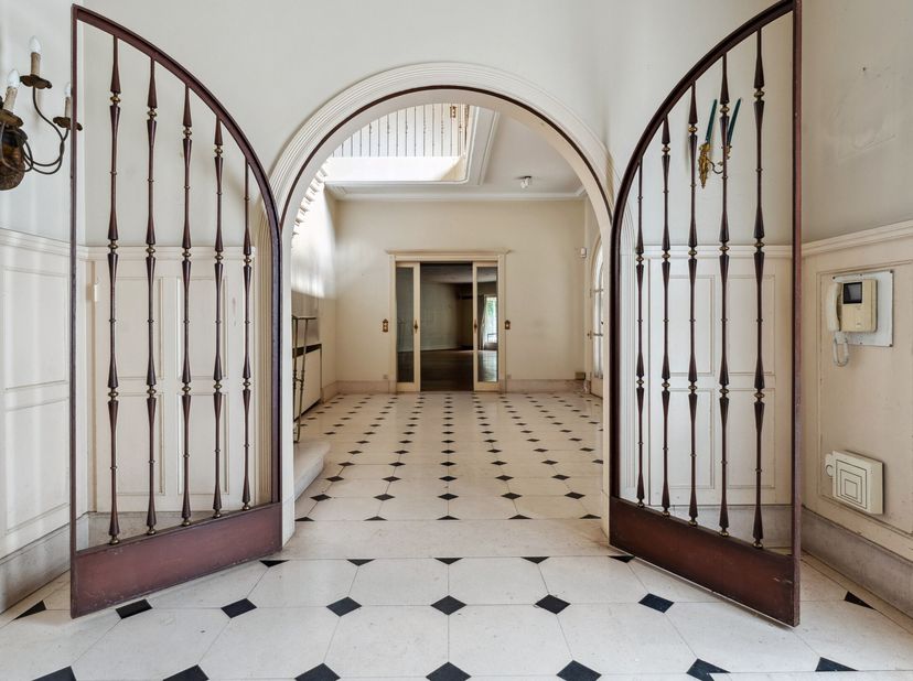 Renovatieproject: Statige villa op uitzonderlijk domein van 4,2 hectare in Hove  met tweede woning, zwembad, tennisterrein en parkgebied<br />
In het