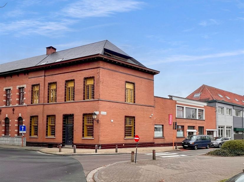Au coeur du site historique De Vrijheid, cette exceptionnelle maison bourgeoise  rénovée avec atelier, installée dans lancien décanat, bénéficie dun e