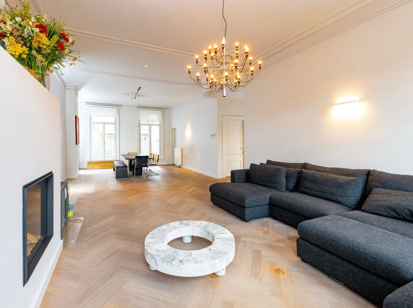 Majestueus appartement op het Zuid tegenover het oude Justitiepaleis. <br />
Het appartement is volledig gerenoveerd met behoud van authentieke elemen