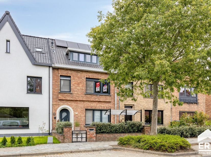 Op een vlot bereikbare locatie in Assebroek bevindt zich deze bijzonder nette en uitstekend onderhouden gezinswoning met een bewoonbare oppervlakte va