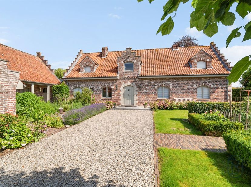 In een rustige en groene omgeving bevindt zich deze veelzijdige villa, ideaal voor grote gezinnen, cohousing, kangoeroewonen of zelfstandigen die wone