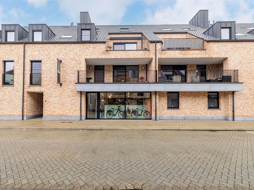Recente Handelsgelijkvloers (163 m²) met veel mogelijkheden in centrum Tielen<br />
<br />
Het pand wordt verkocht omwille van verhuis. De fietsenwi