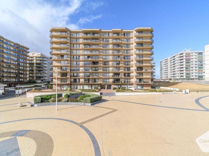 Op een unieke ligging aan de Leopold I Esplanade bevindt zich dit ruime, lichtrijke en rolstoeltoegankelijke hoekappartement. Het grote zuidgerichte t
