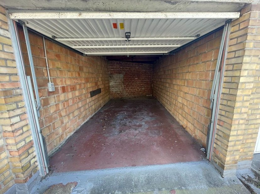 Bent u op zoek naar een plaats om uw auto en eventueel nog andere spullen op te bergen? Dan is dit een aanrader!<br />
<br />
De garagebox is 4.7m die