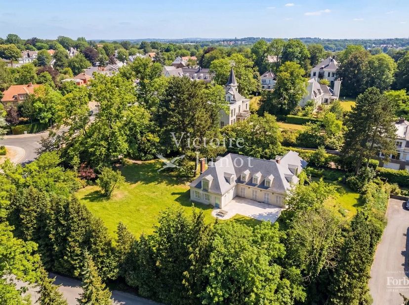 Ideaal gelegen in een van de meest exclusieve en gegeerde wijken van Sint-Genesius-Rode, op de onmiddellijke grens met Ukkel, presenteert Victoire-Jun