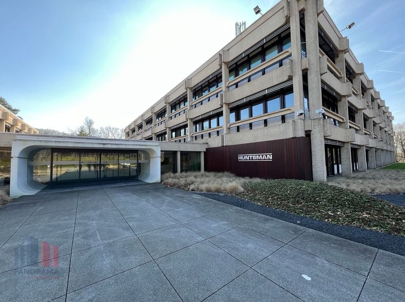 Fantastisch gelegen bedrijfsgebouw met een oppervlakte van 1.979 m² te huur op slechts 2 min. van de op- en afrit E40.<br />
De campus Bremhove is str