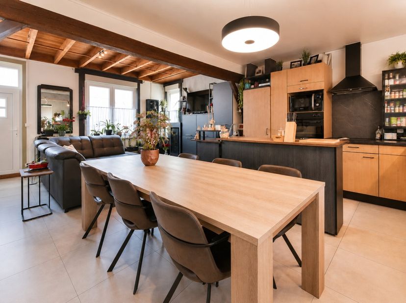 Welkom in de Amersveldestraat 235, waar deze woning tal van mogelijkheden biedt voor wie op zoek is naar ruimte, rust en een prachtige buitenomgeving.